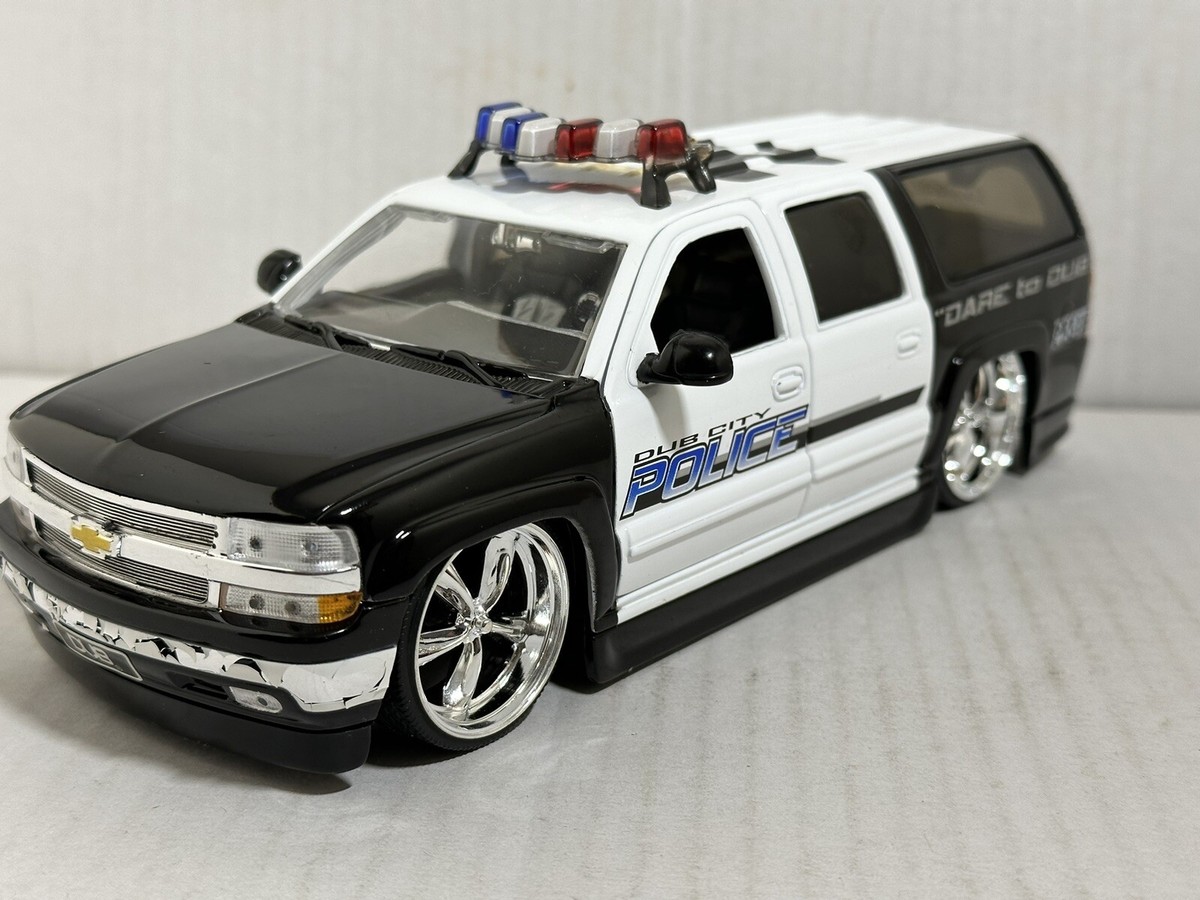 JADA DUB HEAT 2000 CHEVY SUBURBAN POLICE CAR 1:24 DIECAST MODEL