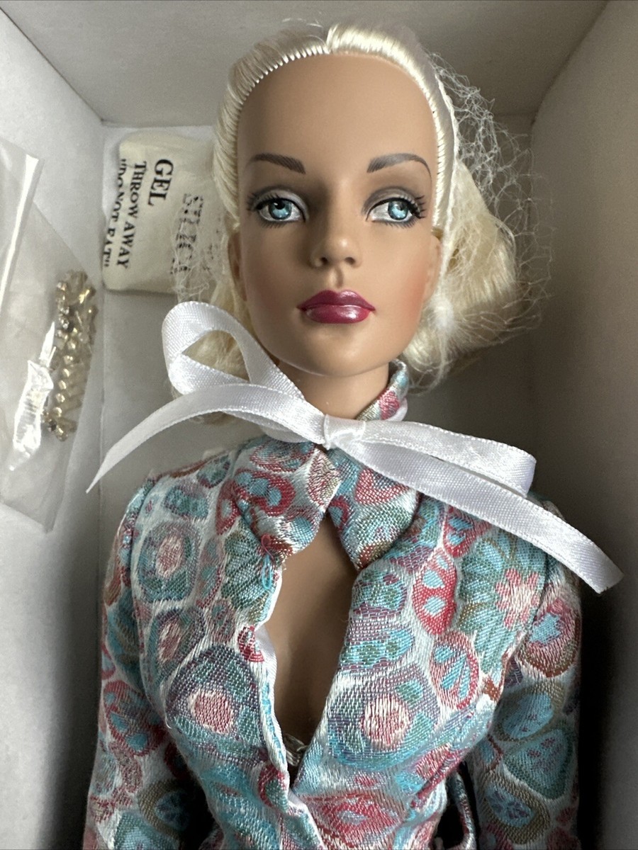 Tonner TYLER WENTWORTH 2004 ICE BLUE SYDNEY CHASE 16” DRESSED