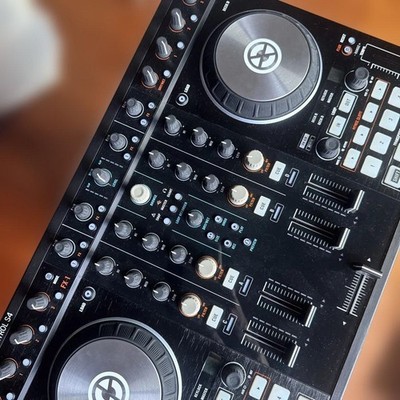 Native Instruments Traktor Kontrol S4 MK2 DJ Controller 4-Channel