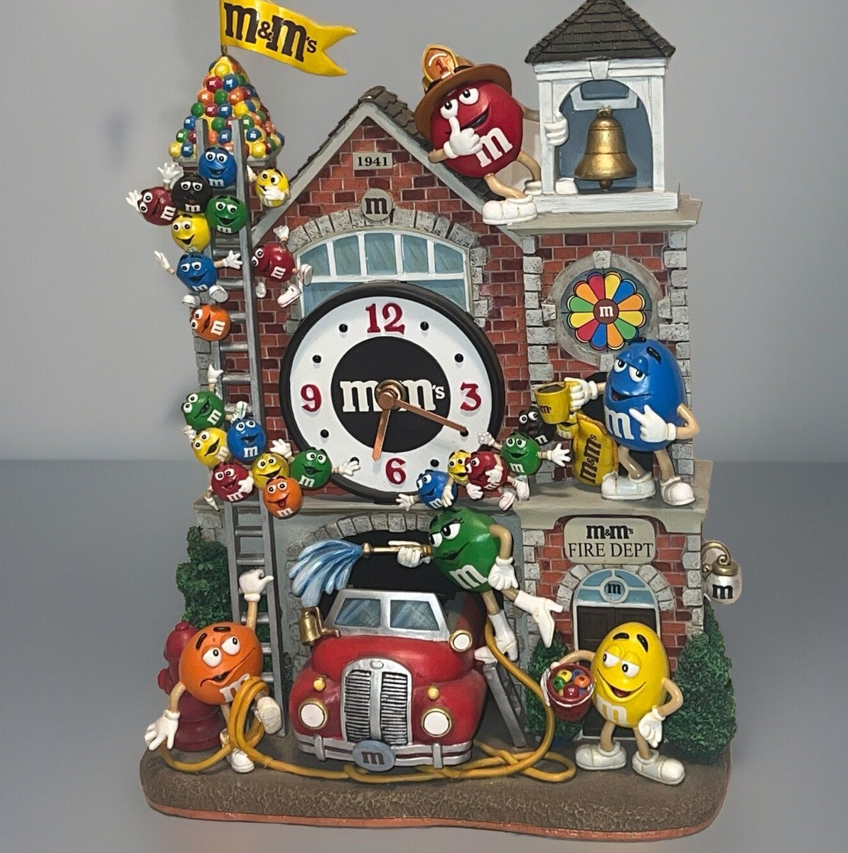 2005 M&M's Danbury Mint Firehouse Collectible Wall Clock Fire