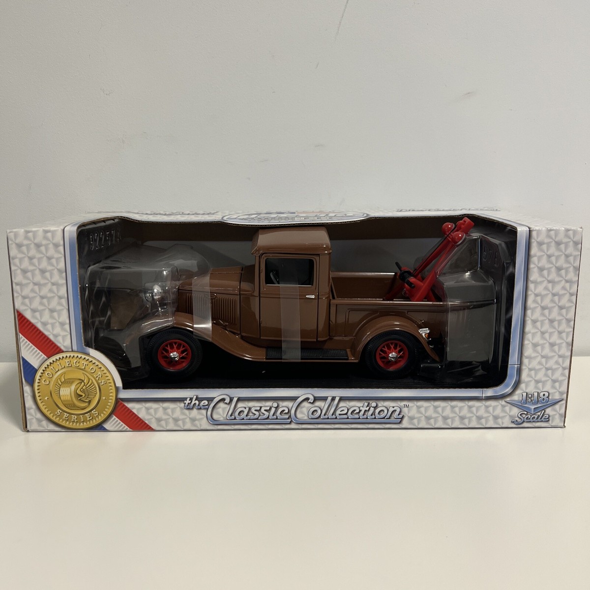 Road Legends- Classics Collection- 1934 Ford Pickup Tow Truck, 1