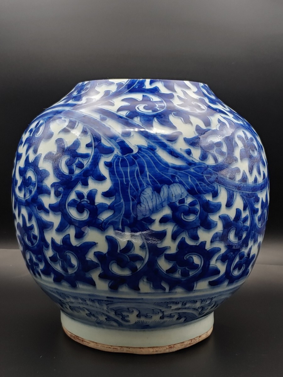 清康熙官窑青花瓷一把莲唐草海水纹天球瓶身17th C Kangxi Blue White