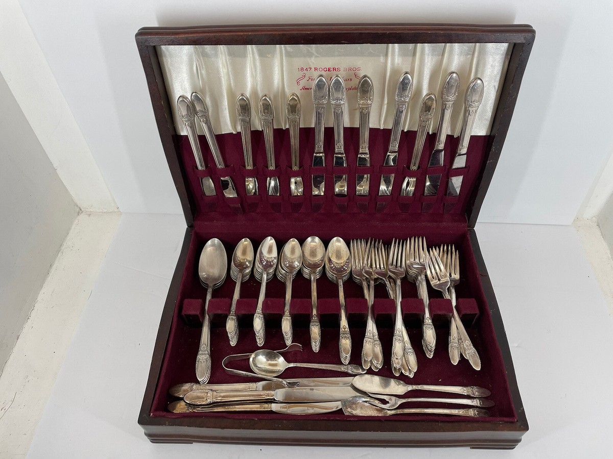 1940s First Love Silverplate 113 piece Set Chest 1847 Rogers Bros