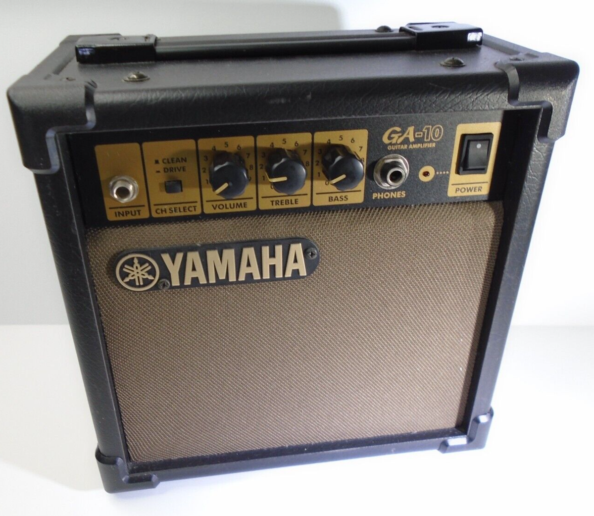 Yamaha GA-10 Guitar Amplifier 10W 120V 60Hz Solid State Portable