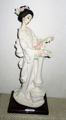 Vintage Giuseppe Armani 1987 Figurine Oriental Geisha w/Flowers