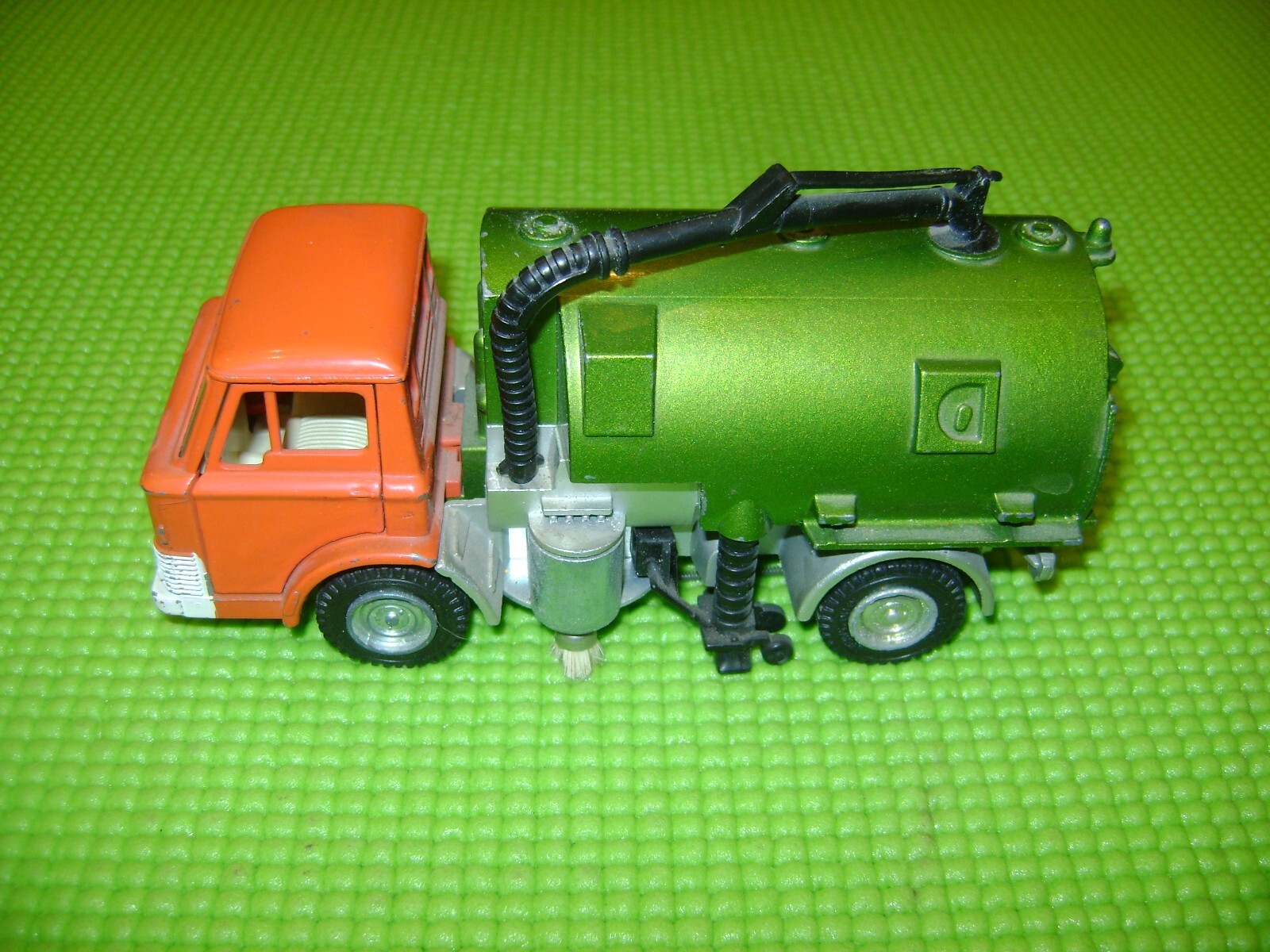 Dinky 451, Johnston Road Sweeper - Free Price Guide & Review
