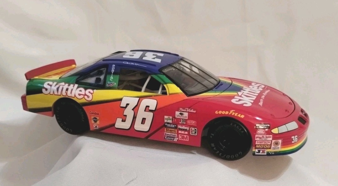 Ertl 1/18 Scale 7371 -1997 Pontiac Grand Prix Stock Car Nascar