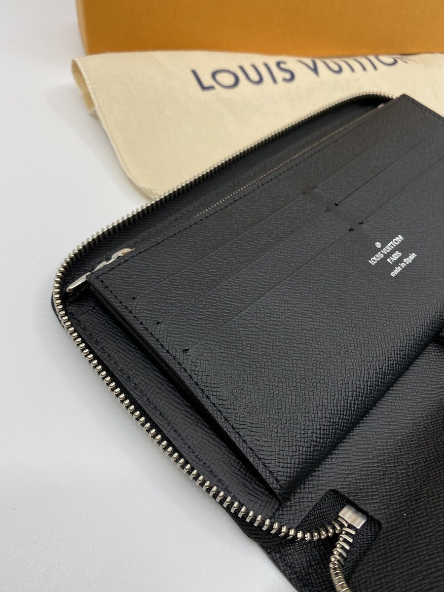 Louis Vuitton X Supreme Zippy Wallet. M67723. Black Epi Leather