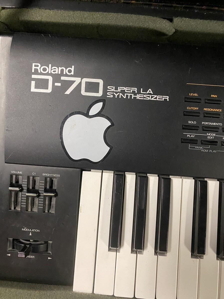 Roland D-70 Super LA Synthesizer With Hard Case AS IS NOT WORKING