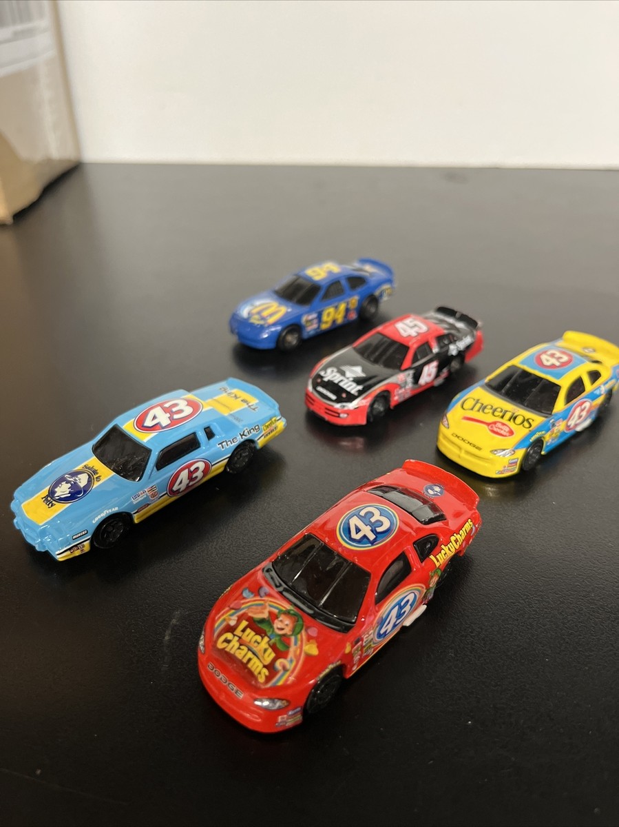 NASCAR 1 Unbranded Race Cars & 4 Hot Wheels Lot Die Cast 1:64 B3