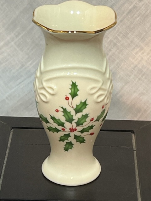 Lenox Christmas Bud Vase w/Holly & 24K Gold Trim Dimension