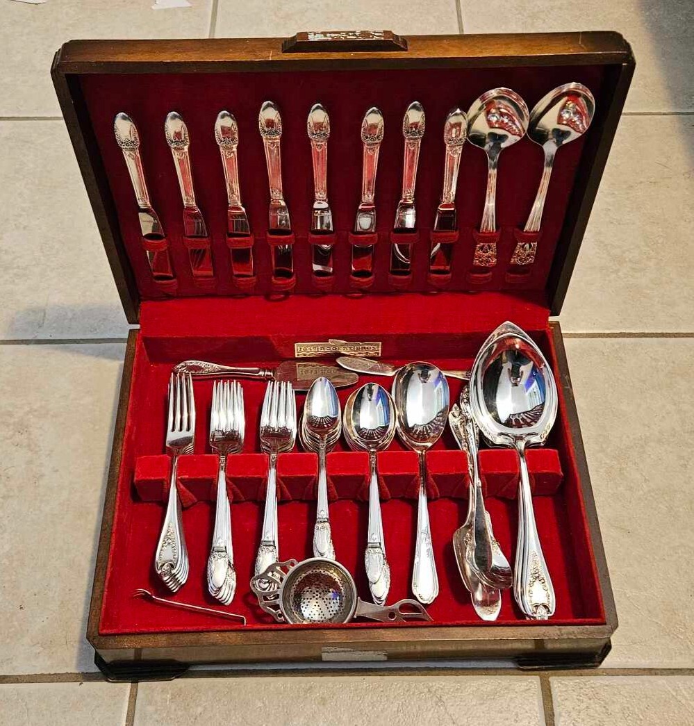 1940s First Love Silver-plate 66 piece Set Chest 1847 Rogers Bros