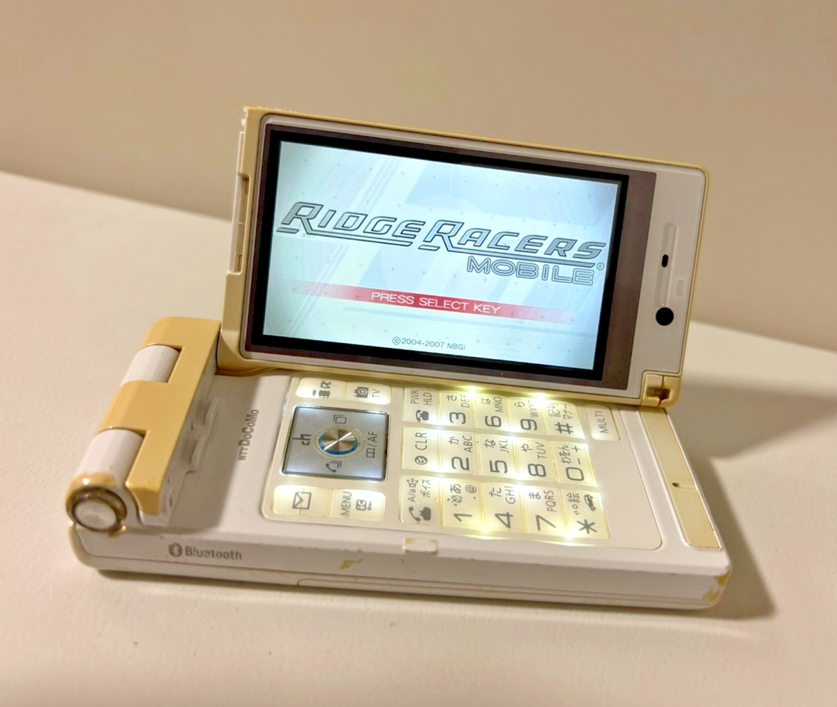 docomo P905i white FOMA Japanese Flip Phone Keitai Cell phone jp