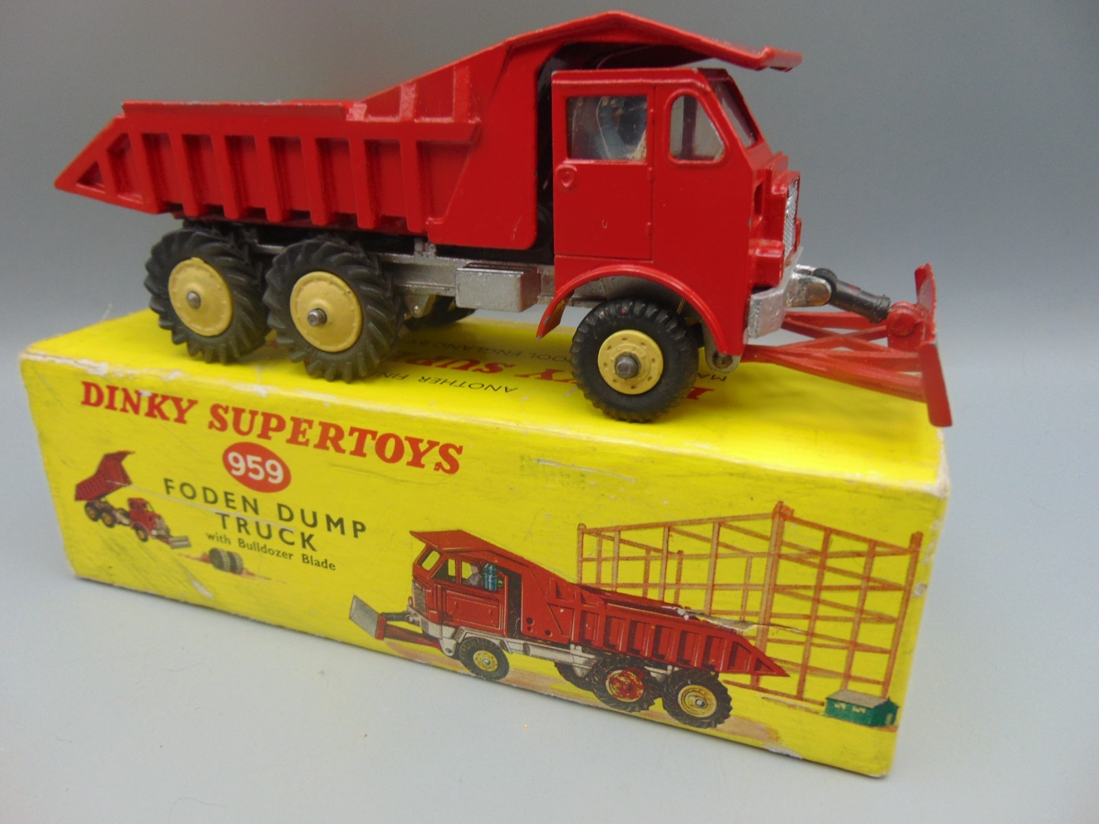 Dinky 959, Foden Dump Truck/Bulldozer - Free Price Guide & Review