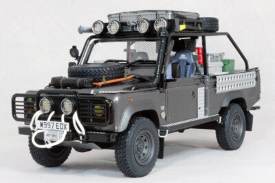 Kyosho 1 18 Land Rover Defender Movie Edition Tomb Raider Lara