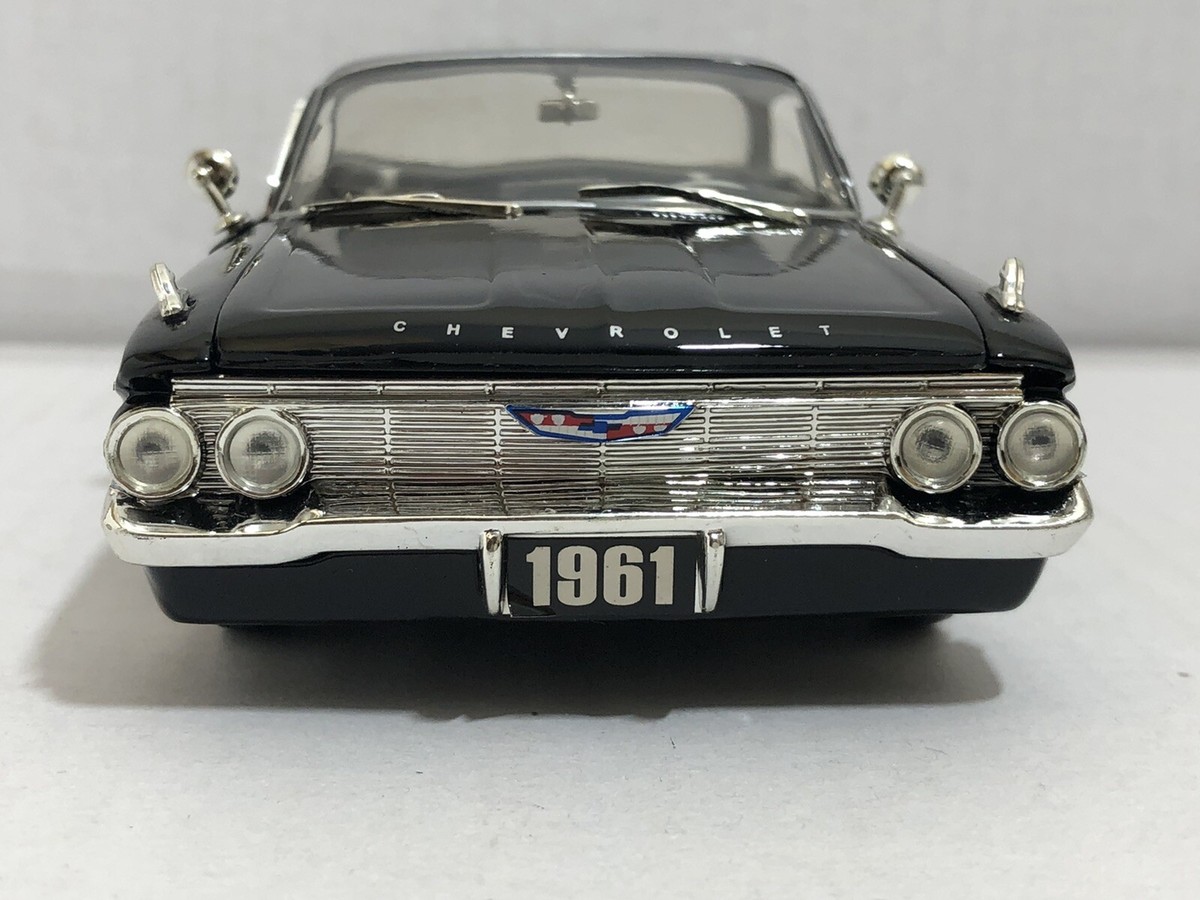 JADA SHOWROOM FLOOR 1961 CHEVY IMPALA BLACK 1:24 DIECAST MODEL CAR