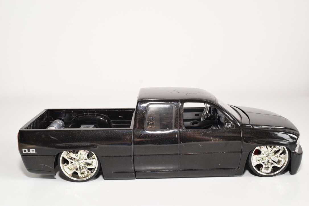 B13 1:18 JADA TOYS CHEVROLET SILVERADO PICK UP DUB BLACK GOOD COND