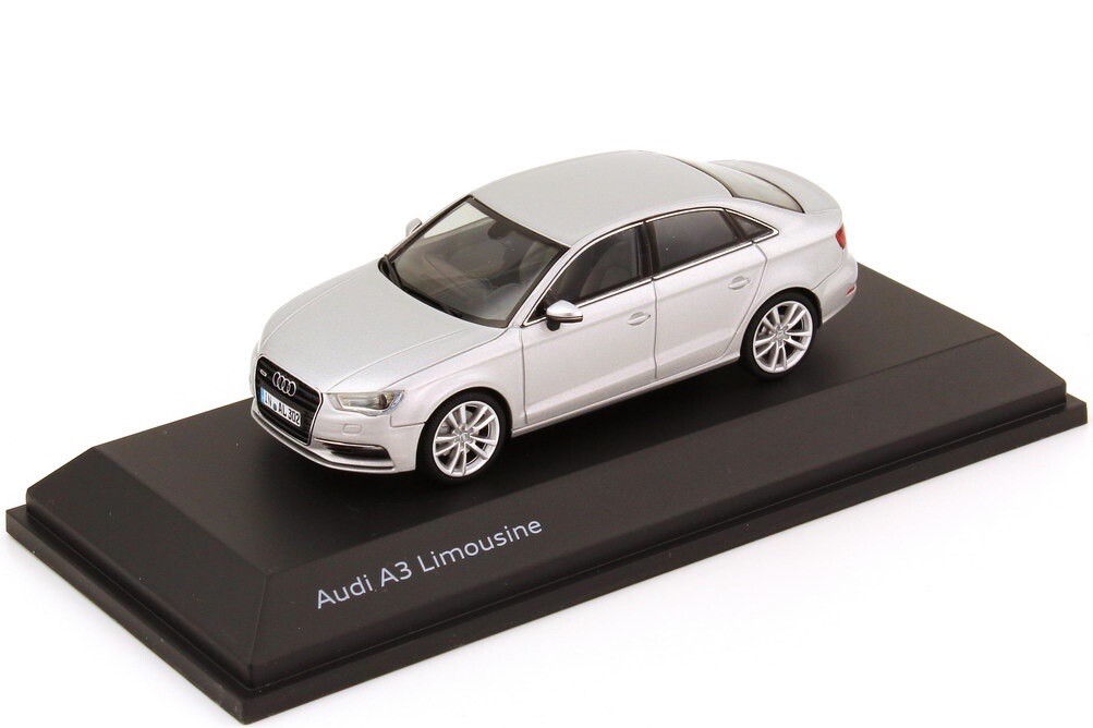 AUDI A3 8V SPORT QUATTRO SALOON LIMOUSINE ICE SILVER 1:43 HERPA