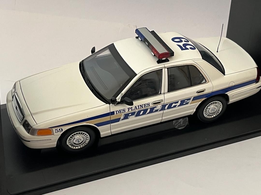 AUTOart 1/18 Ford Crown Victoria LAPD Police Car Model 72701 with