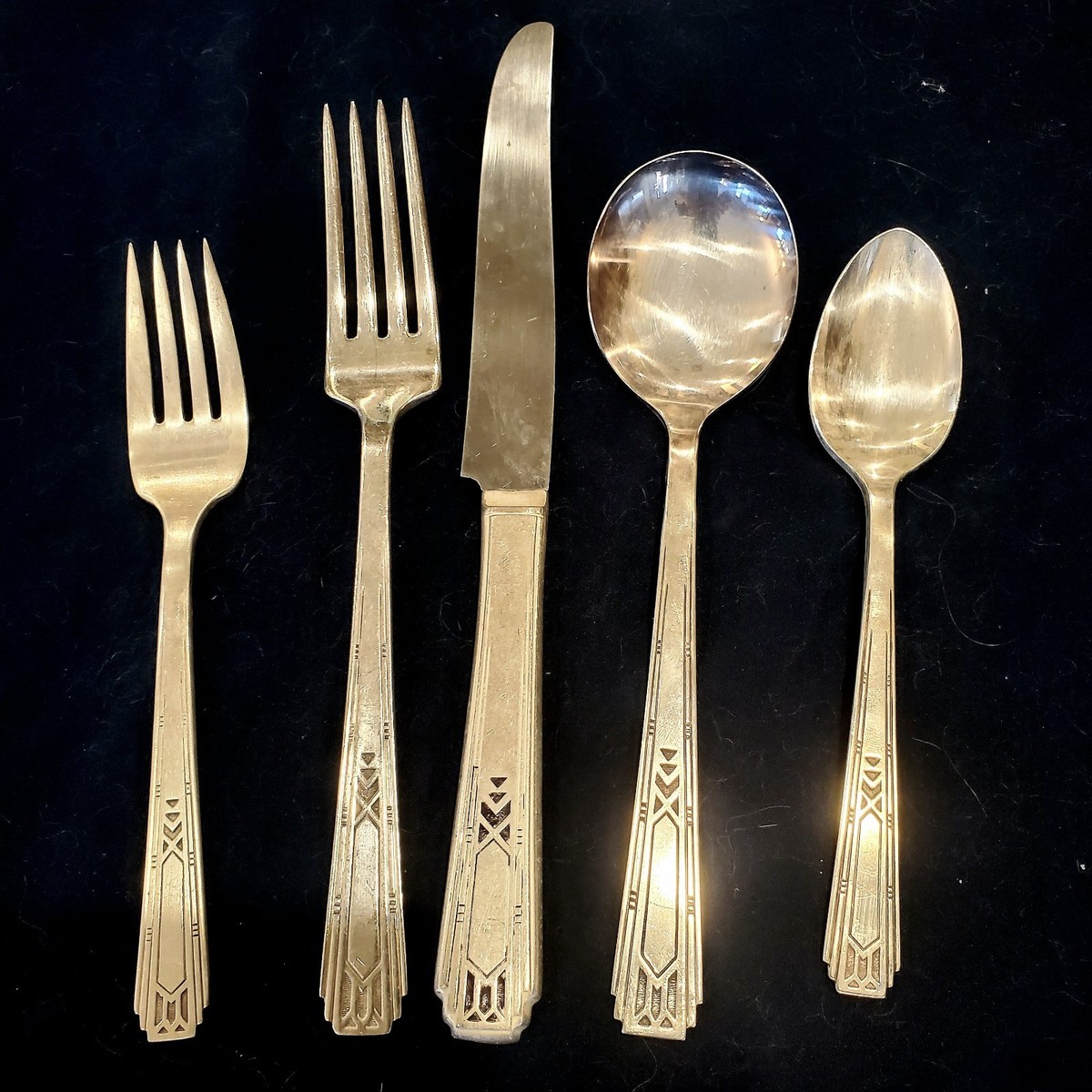 ONEIDA COMMUNITY FRIENDSHIP MEDALITY COMPLETE SERVICE FOR 4 ART