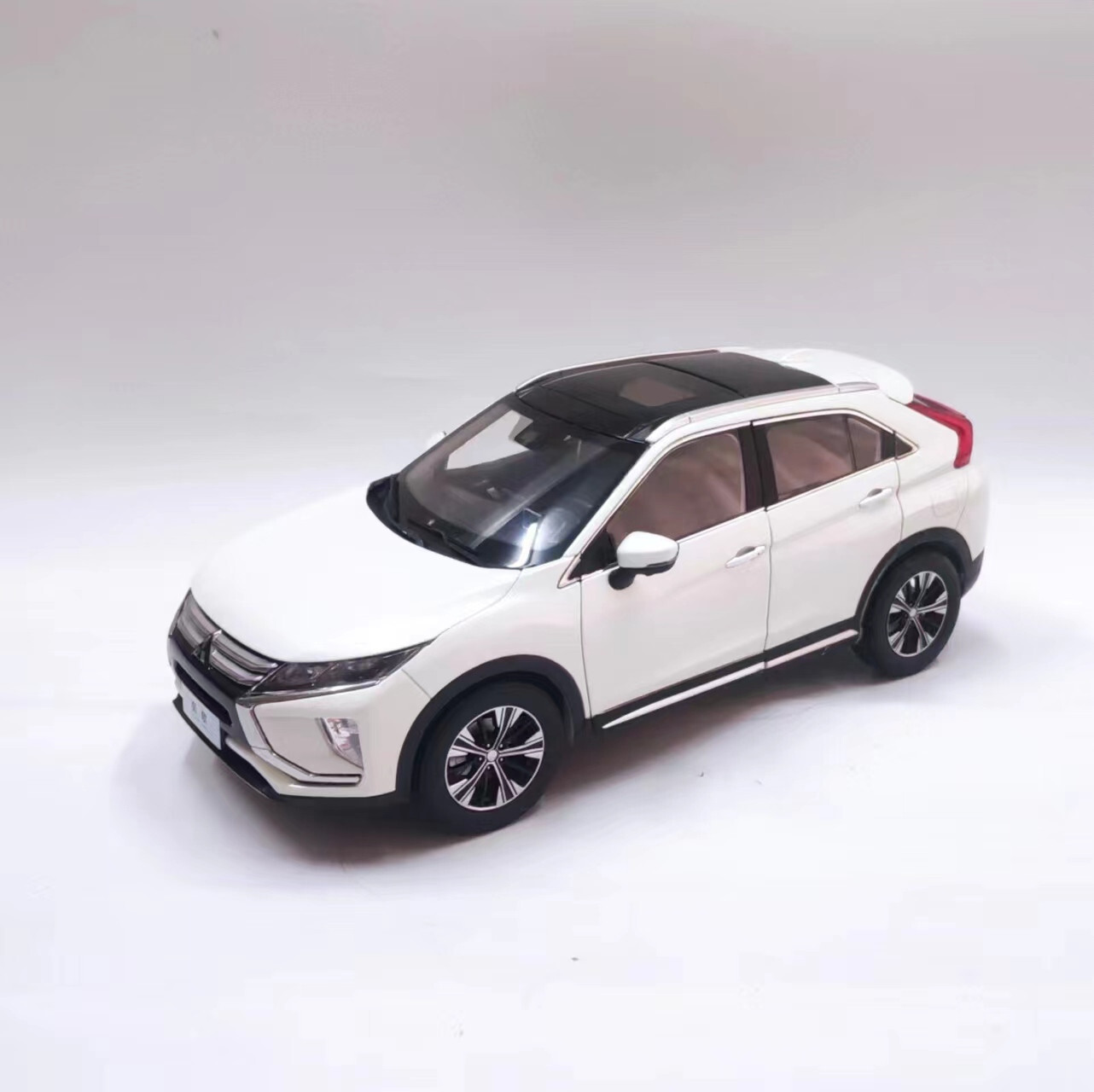 1/18 MITSUBISHI ECLIPSE CROSS 2018 China MITSUBISHI Dealer model