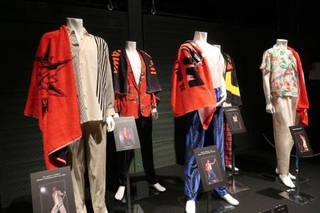俺たちの矢沢永吉」展、ステージ衣装から愛用ギター、愛車ハーレーも