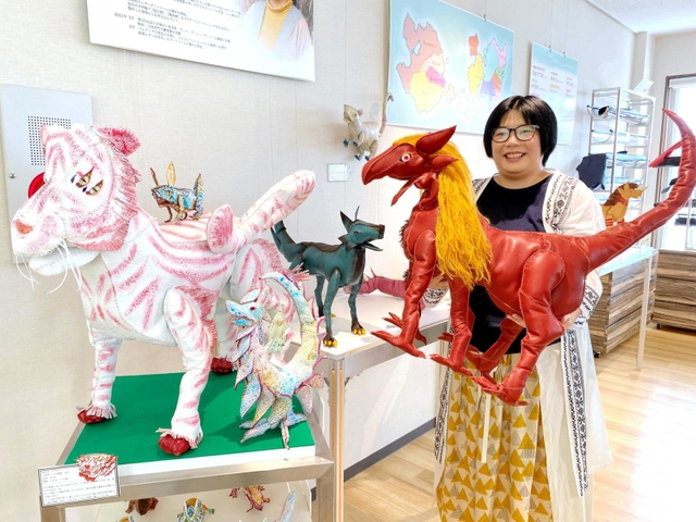 姫路産レザーで空想の動物20点 加西のアートドール作家、姫路で作品