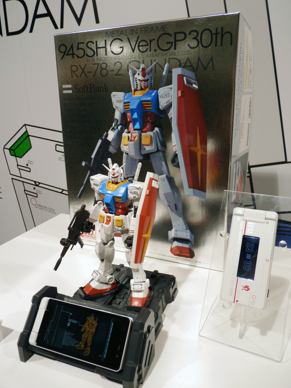 ガンプラケータイ「945SH G」フォトレビュー、細部まで作り込まれた