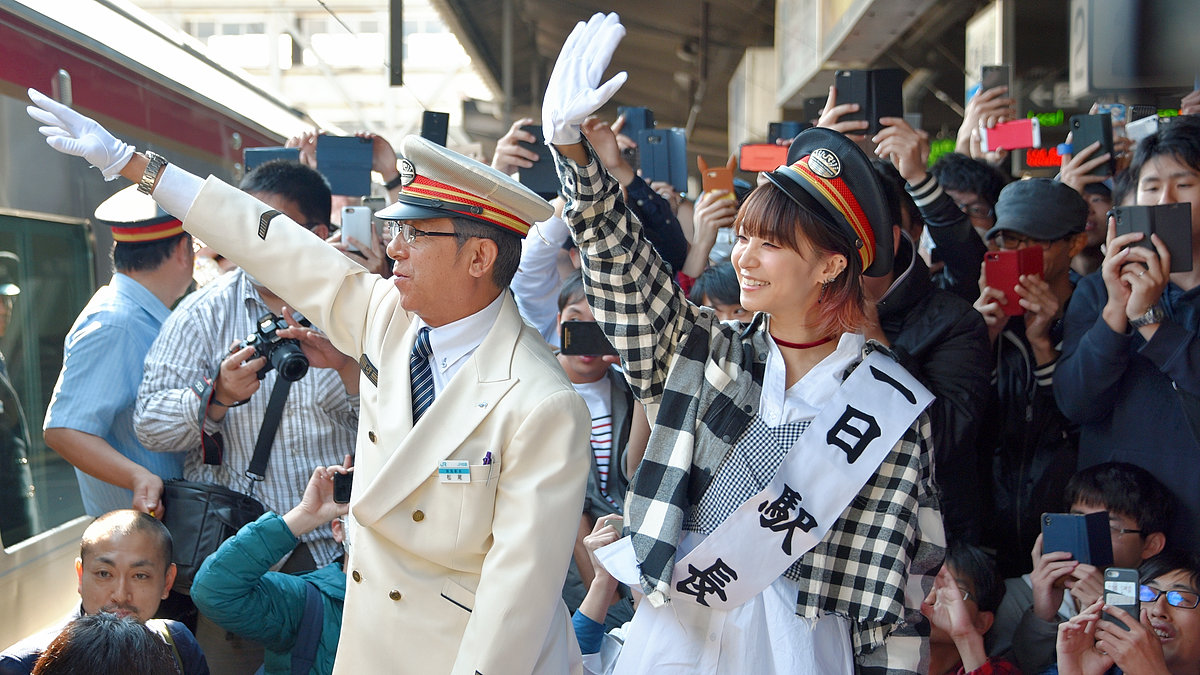 LiSAさんが徳島駅の一日駅長に就任して出発式を実施 - GIGAZINE