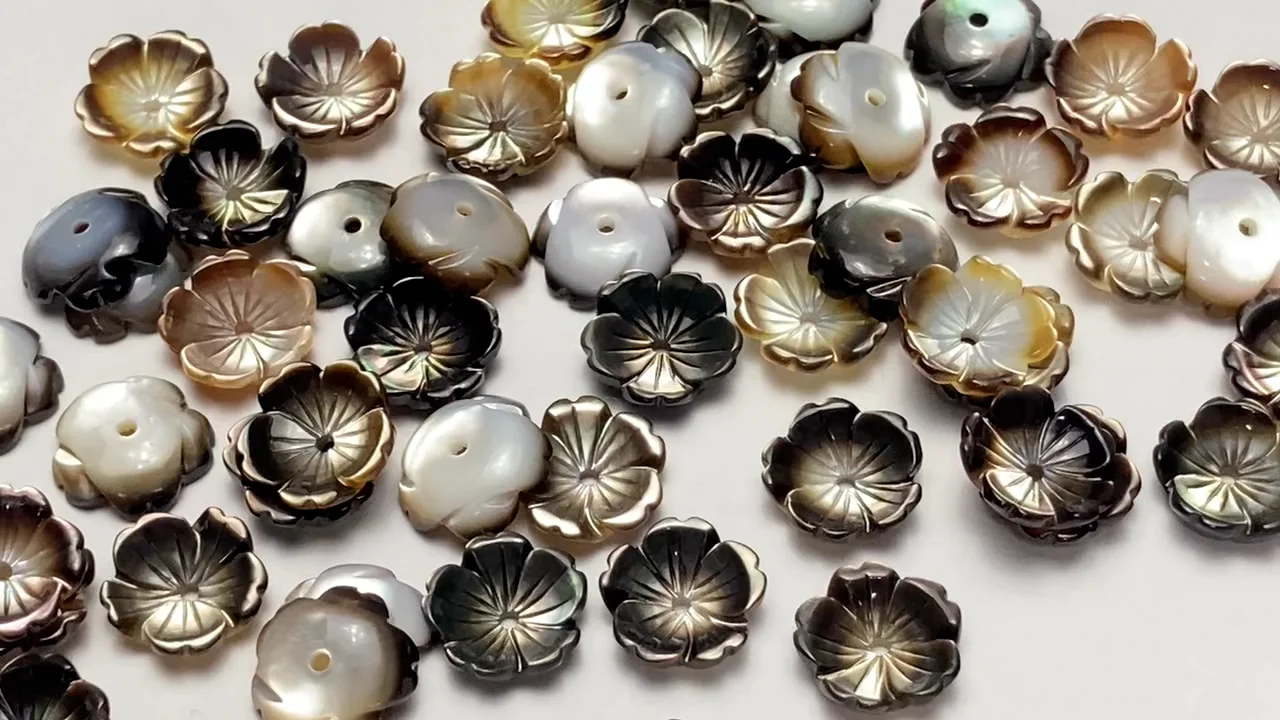 ブラックシェル（黒蝶貝） 立体フラワー 10mm 中央穴 4枚｜天然石