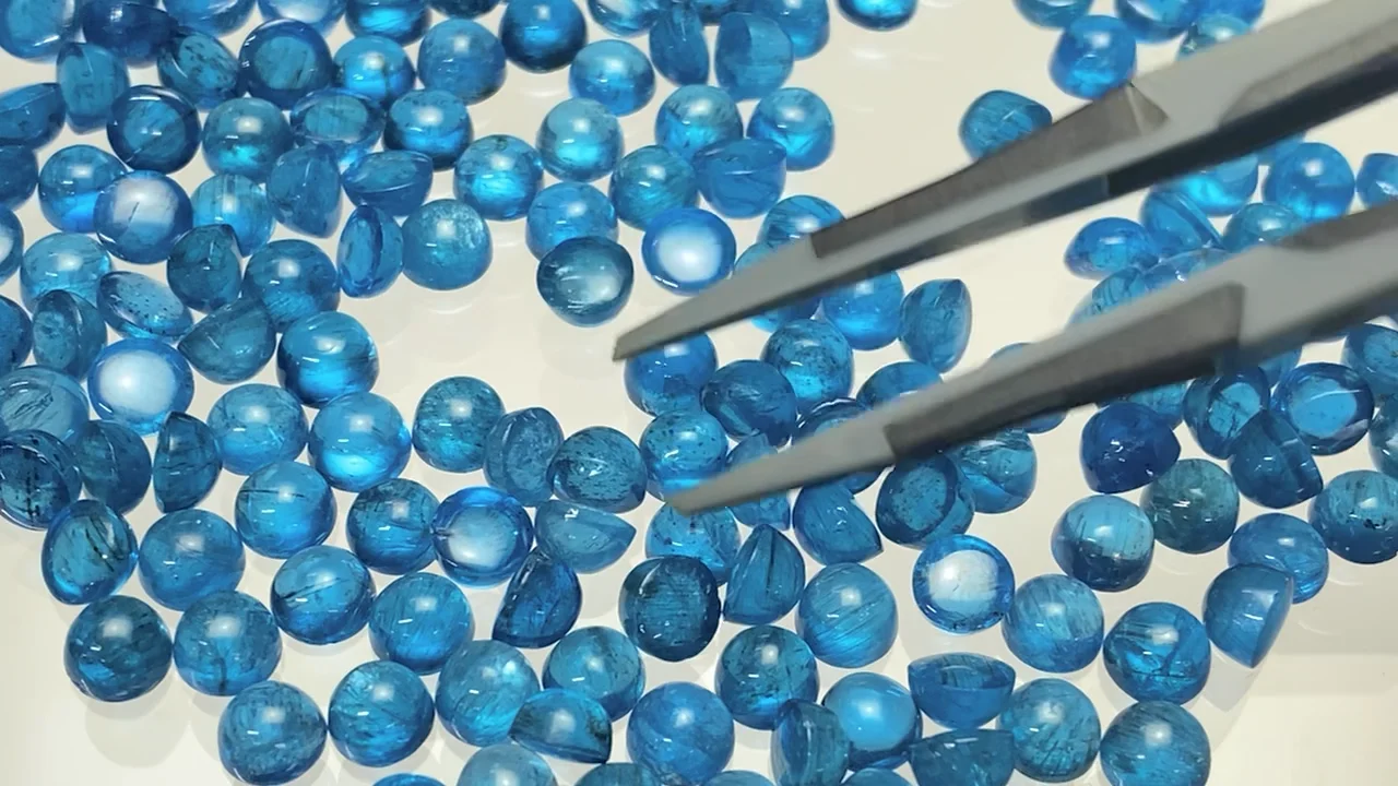 動画】宝石質ネオンブルーアパタイトAA++ ラウンド カボション5×5mm 2