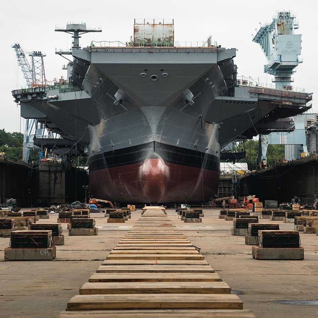 1080x1080] USS ジョン・F・ケネディ (CVN-79) が艤装中にドック入り