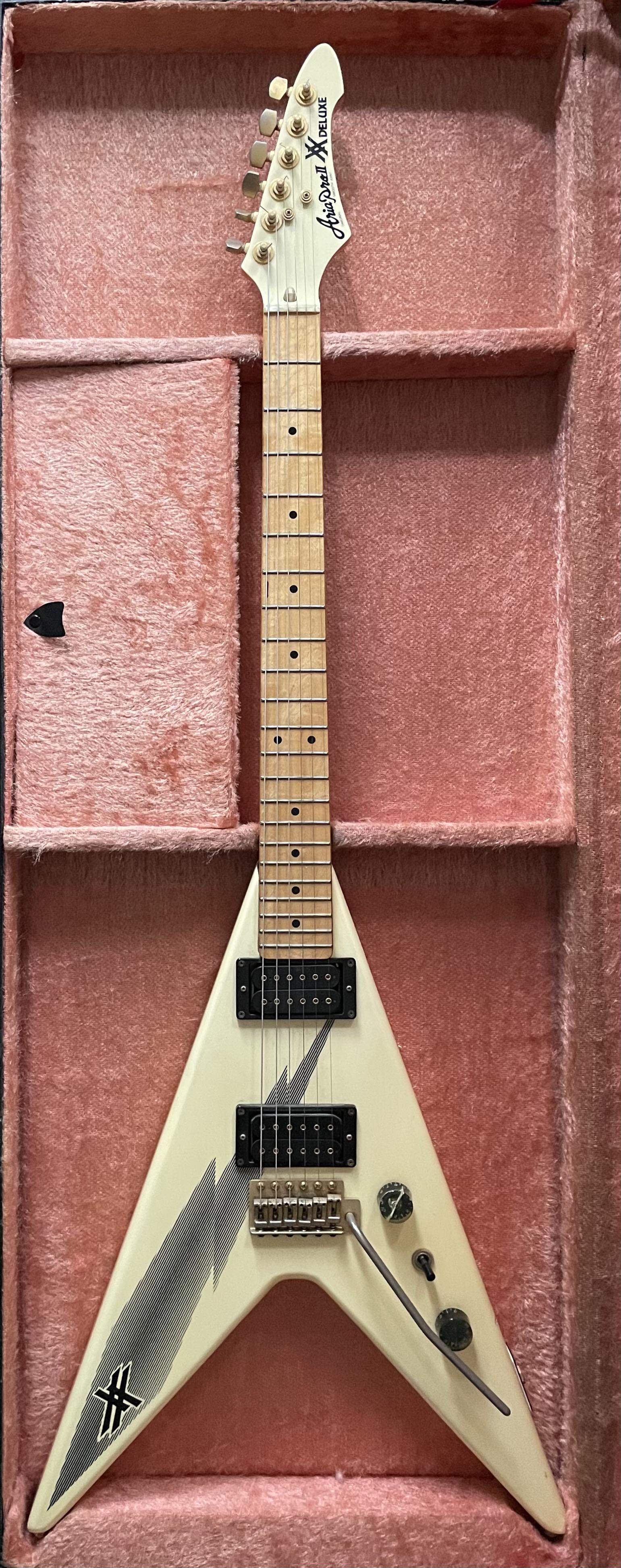 Minha Aria Pro II XX Deluxe Flying V de 1982. Comprada nova. Ainda
