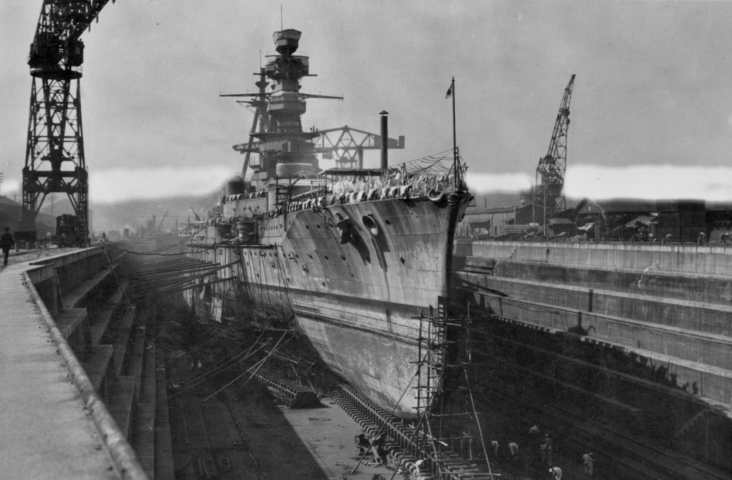 近代化のためドック入りした日本の巡洋戦艦「金剛」、横須賀海軍工廠