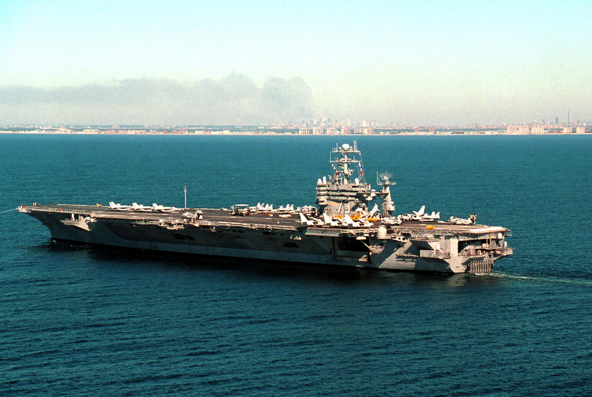USSジョージ・ワシントン（CVN 73）は、2001年9月12日にニューヨーク市