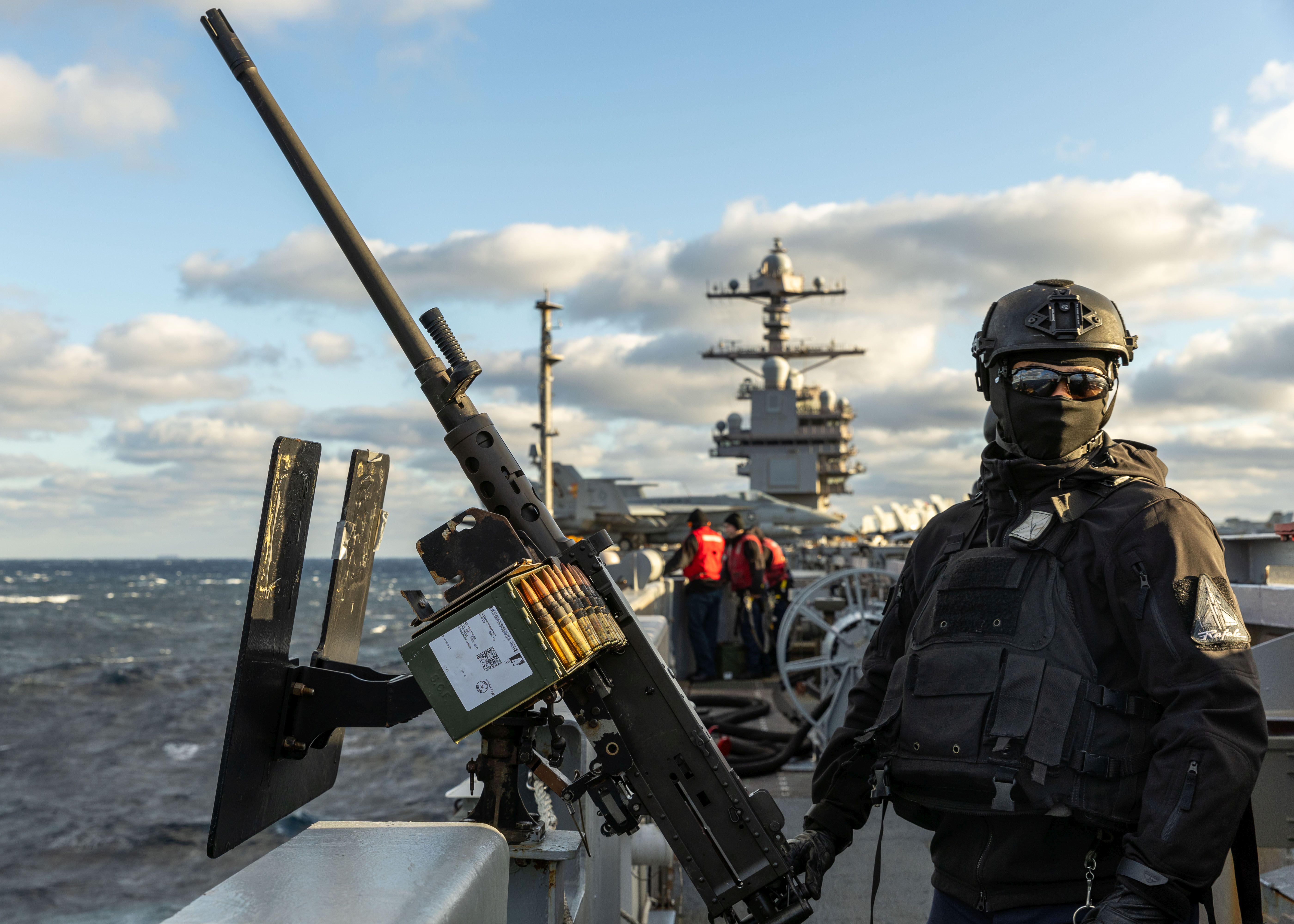 USS Gerald R. Ford (CVN 78) に乗船している航空兵器整備員が、実弾