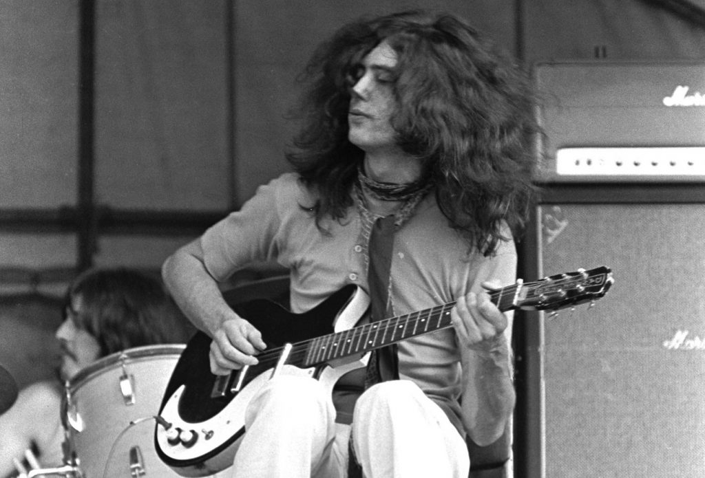 ジミー・ペイジが1969年にステージでダンエレクトロ '59 DCを演奏