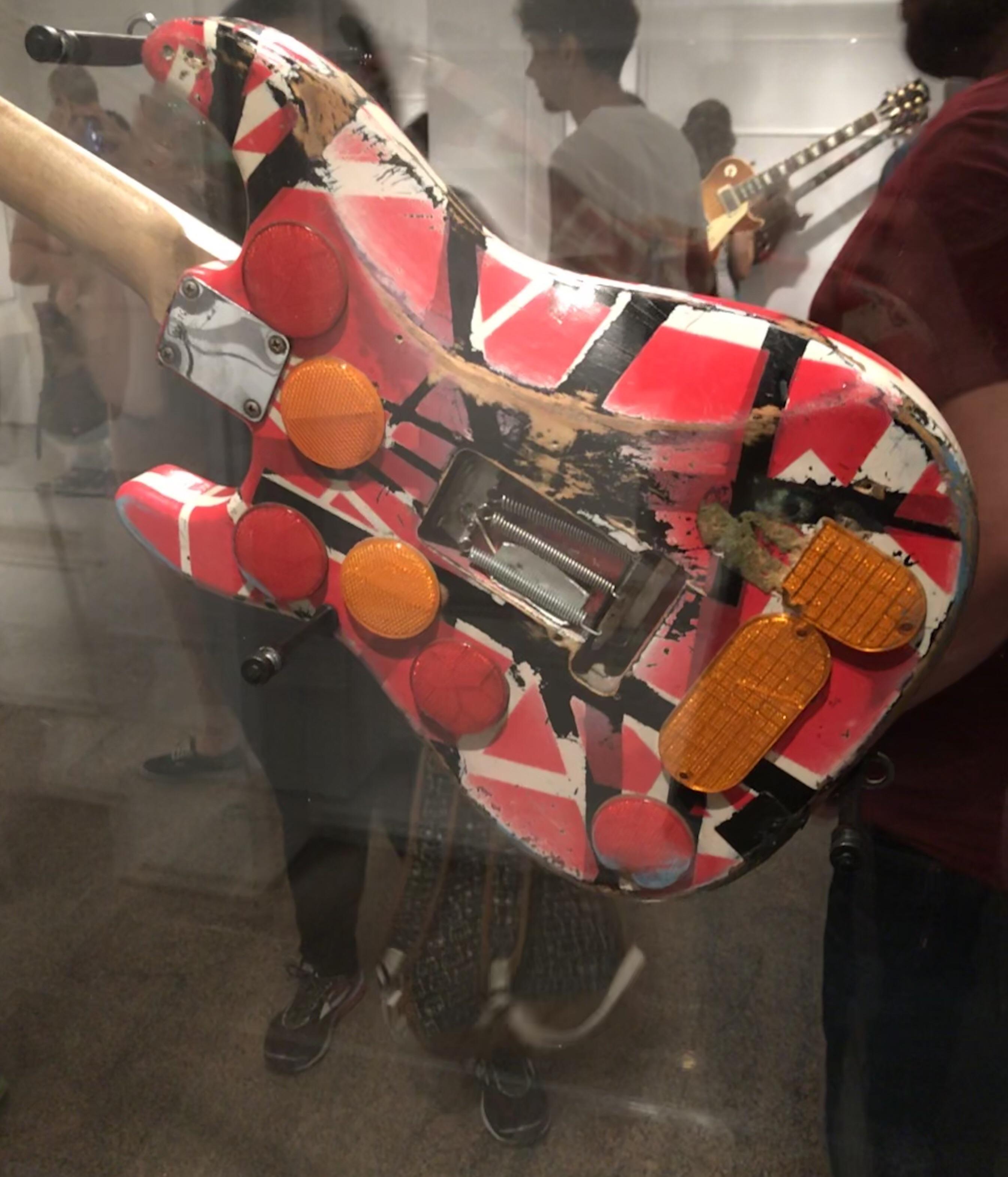 The back side of Eddie Van Halen's “Frakenstrat” : r/AlternateAngles