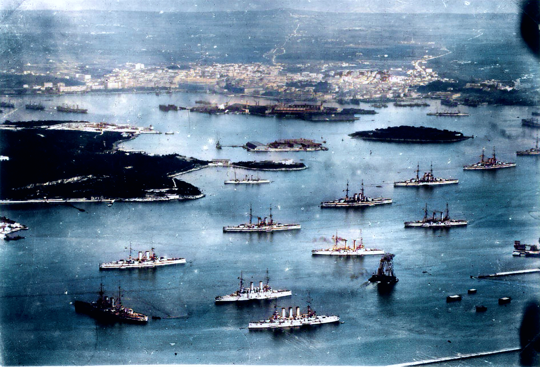 1917年、オーストリア＝ハンガリー帝国海軍の主力艦が、プーラ（現在の