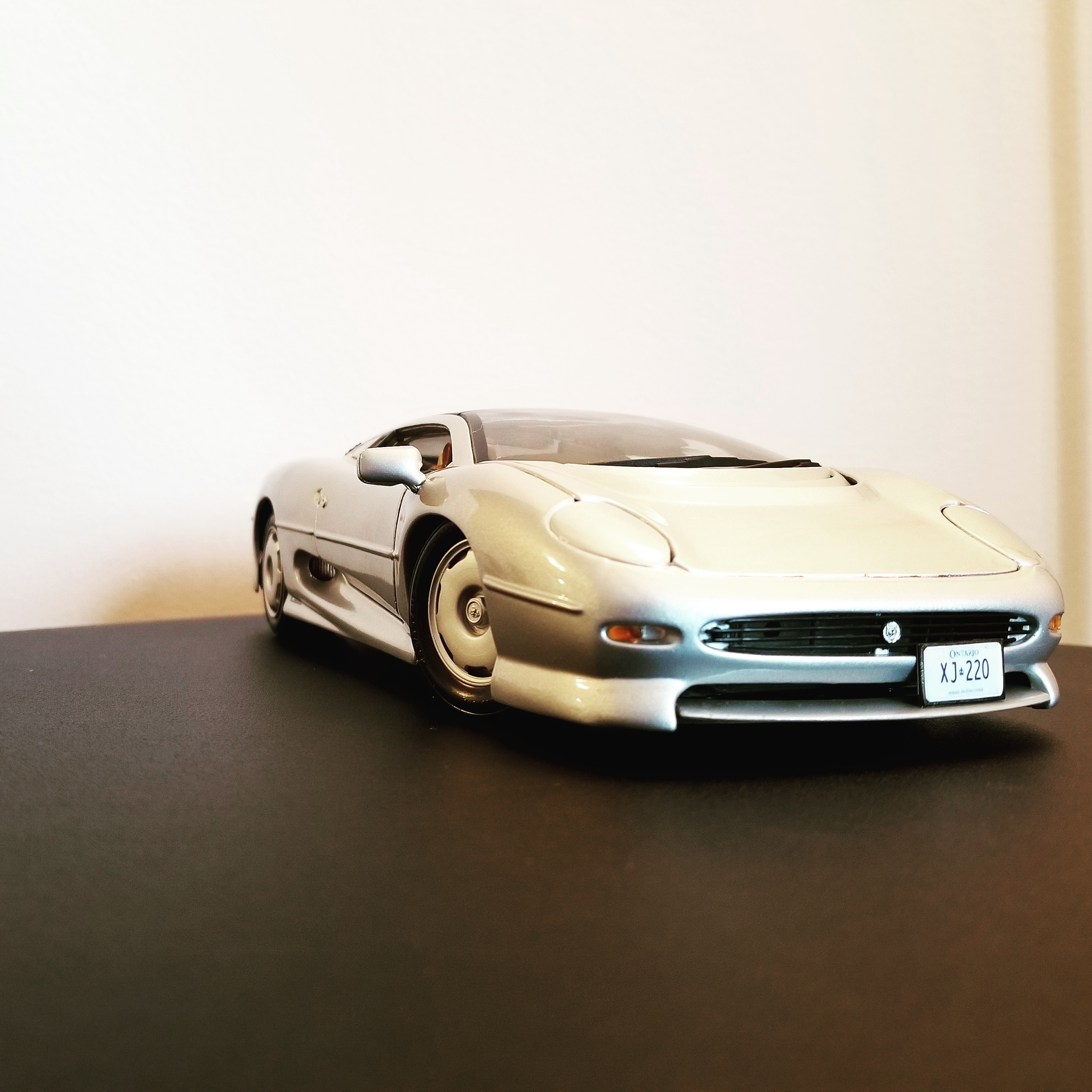 Jaguar XJ220 [Maisto] [1:18] [OC] custom license plate : r/Diecast