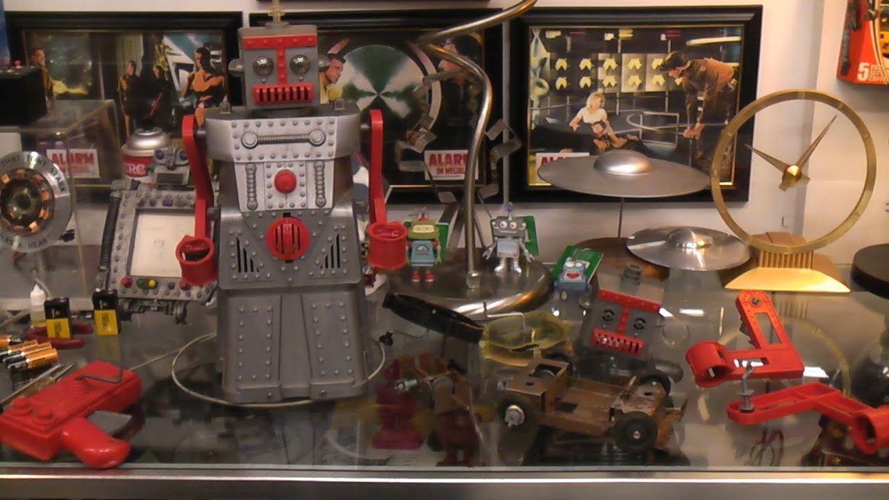How the 1954 Robert the Robot talks, moves and lights up. A peak