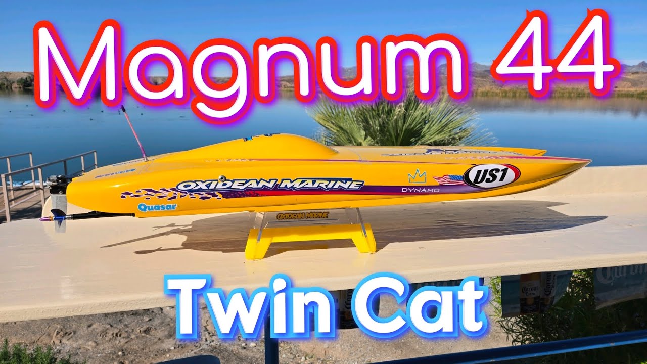 Magnum 44 rc Boat Turning Tight Corners on a Full sized race boat