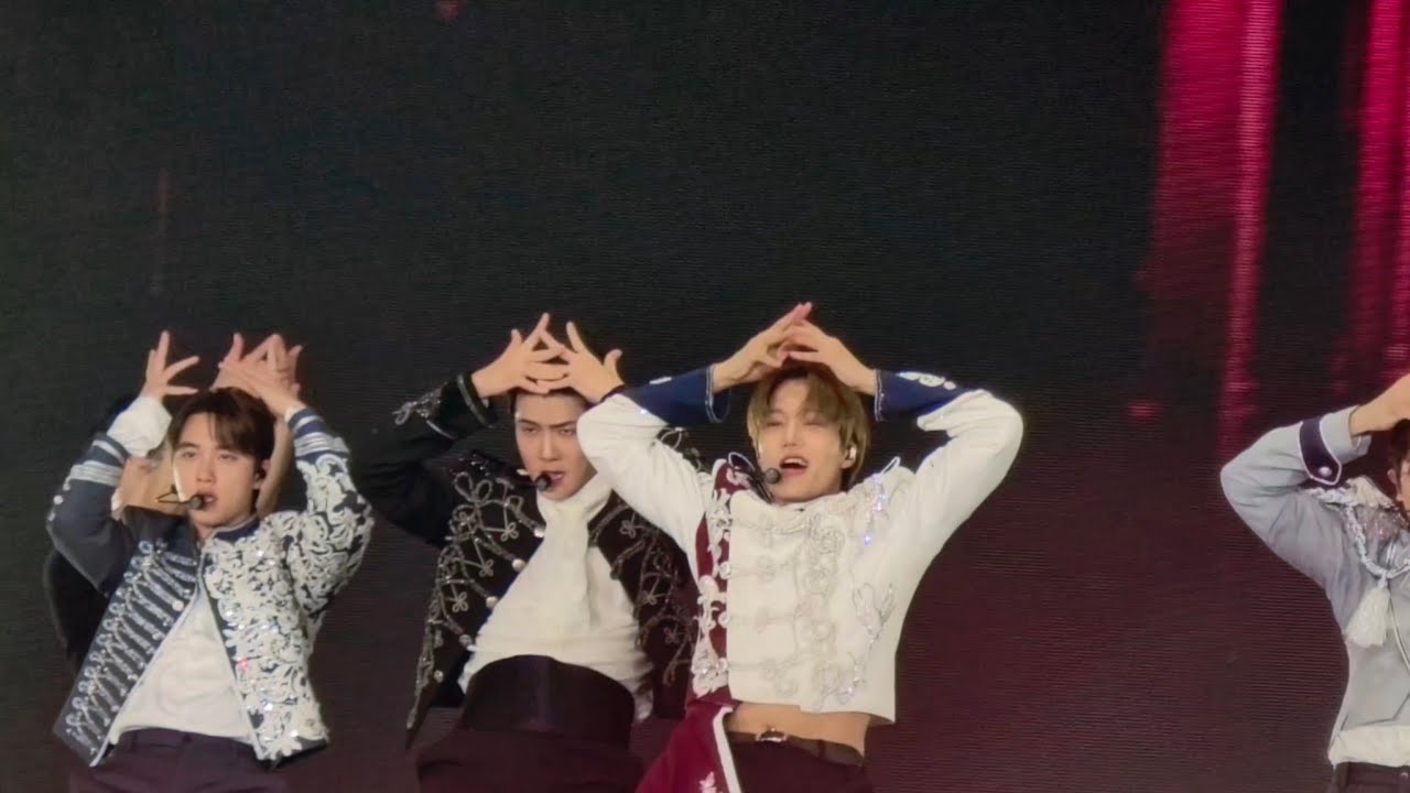 260214 EXO (엑소) - Crown | SMTOWN LIVE 2025-26 in BKK - YouTube