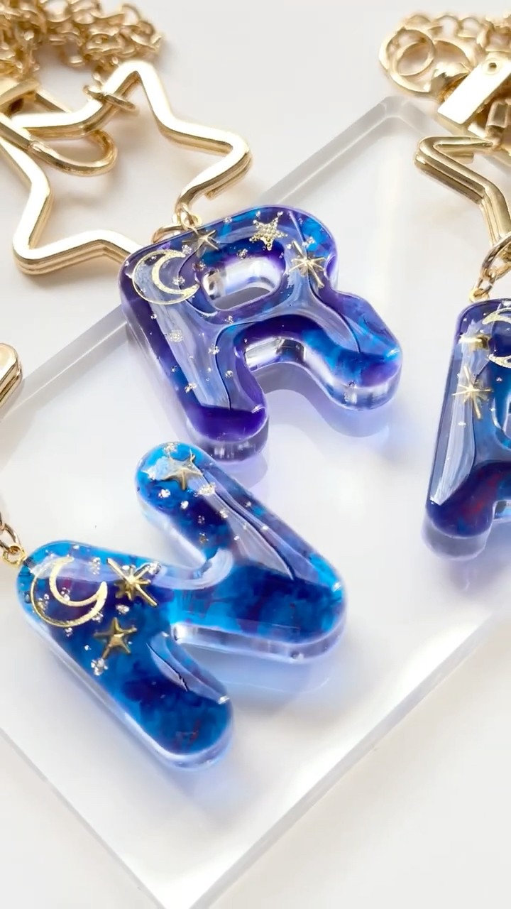 Resin] I made a night sky initial keychain! How to make a night