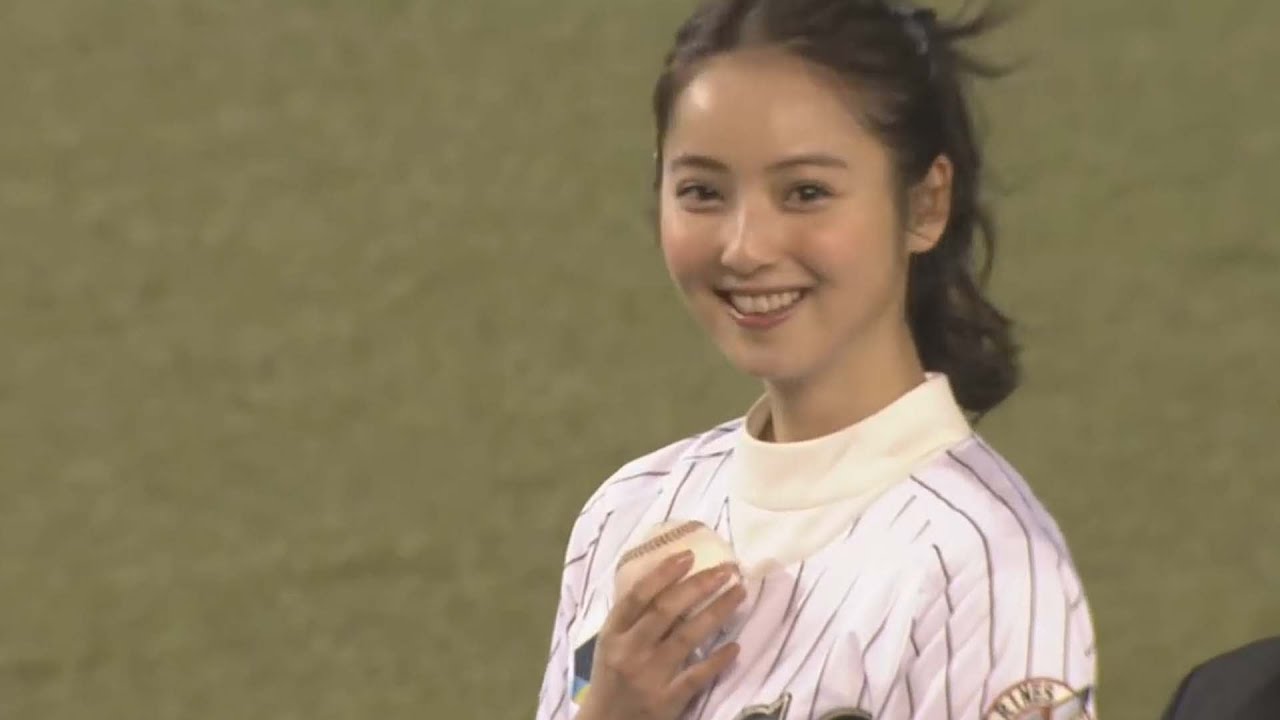 女優の佐々木希さん】かわいすぎて失神しそうな始球式 - YouTube