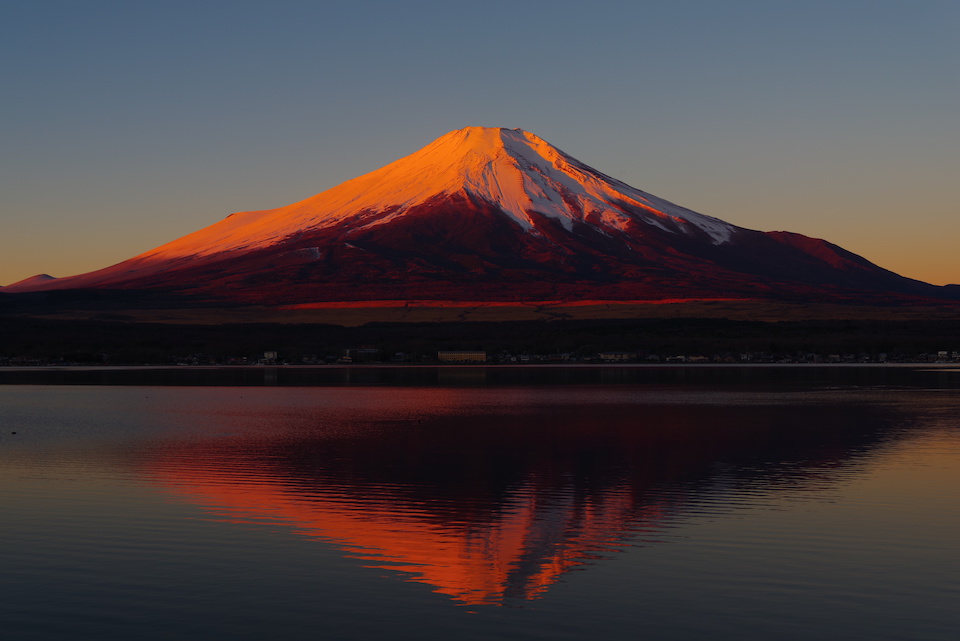 早朝の富士山のイメージ、富士山曼荼羅の中の一点、