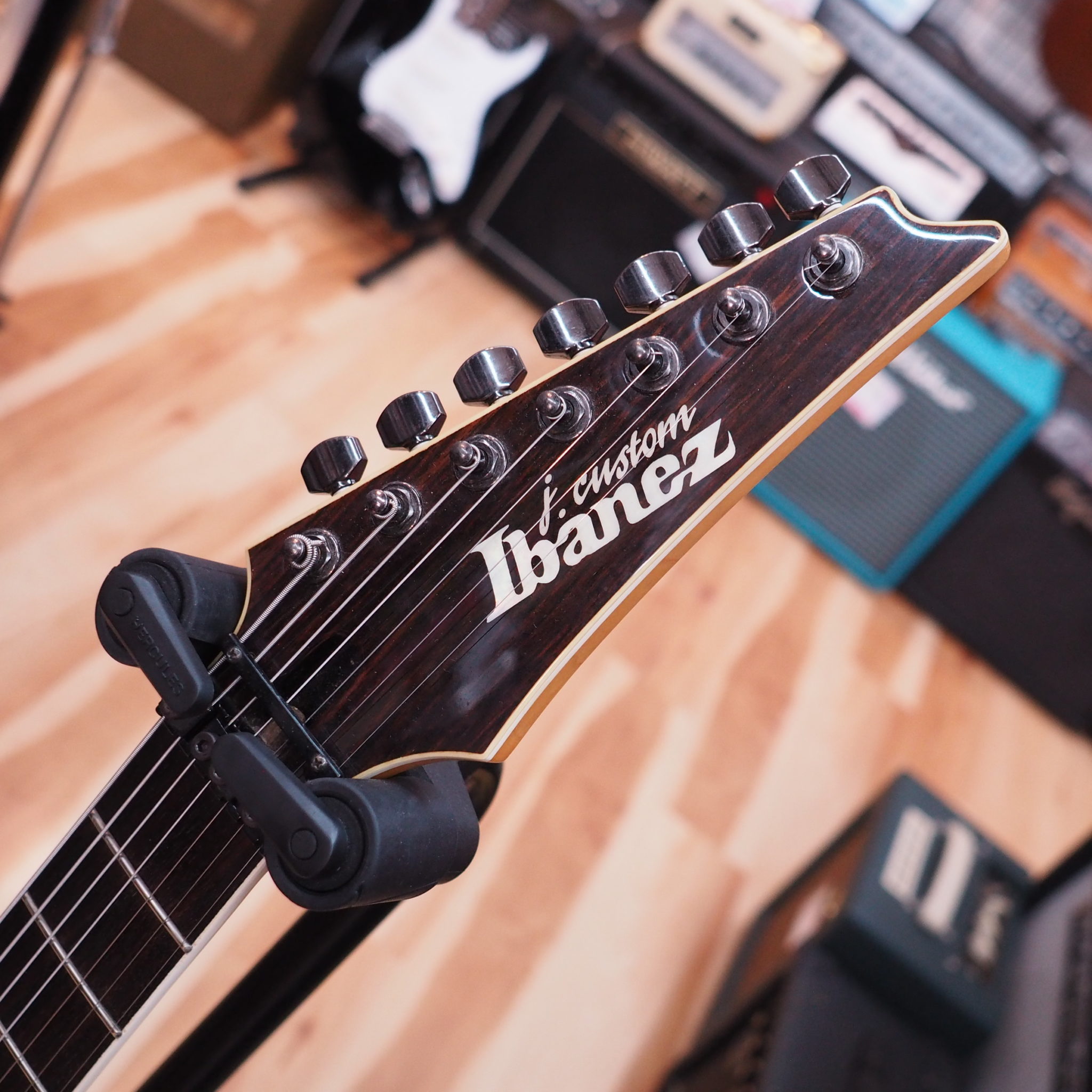 7弦ギターの可能性を切り拓いた「Ibanez j.custom RG8527」楽器奏庫