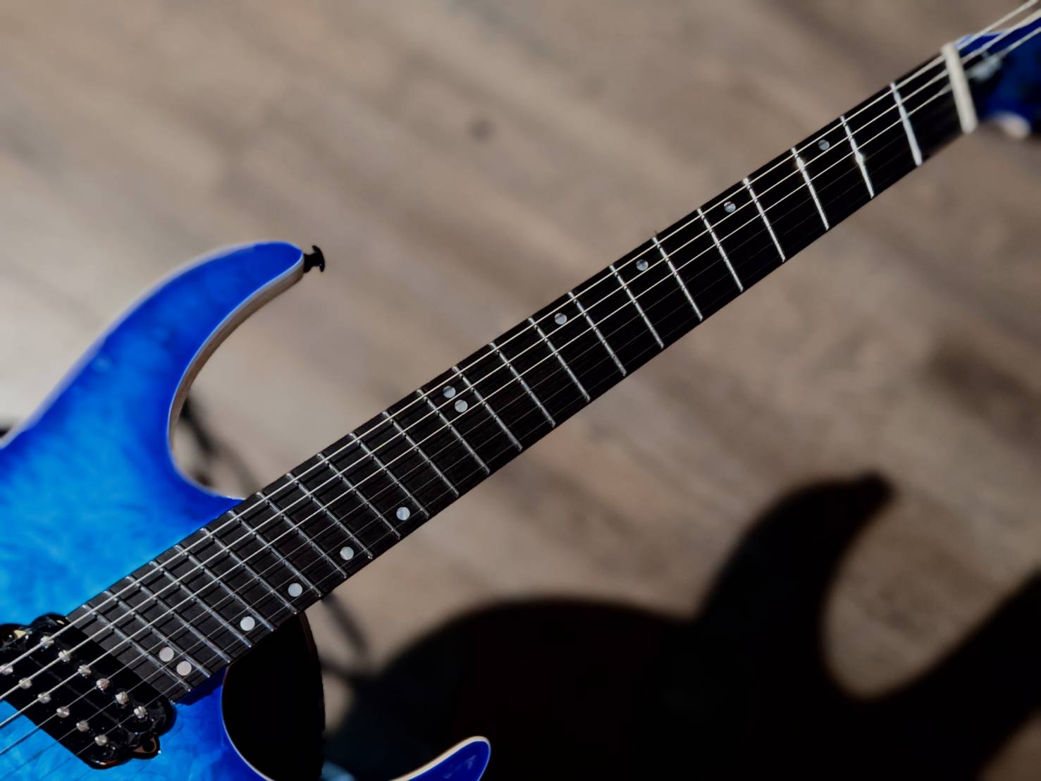 ダウンチューニング向きマルチスケールOrmsby Guitars | White Guitars