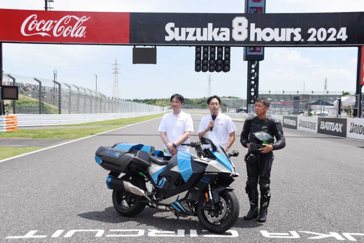 カワサキが水素エンジンのバイクをお披露目！ 市販化は2030年を目処