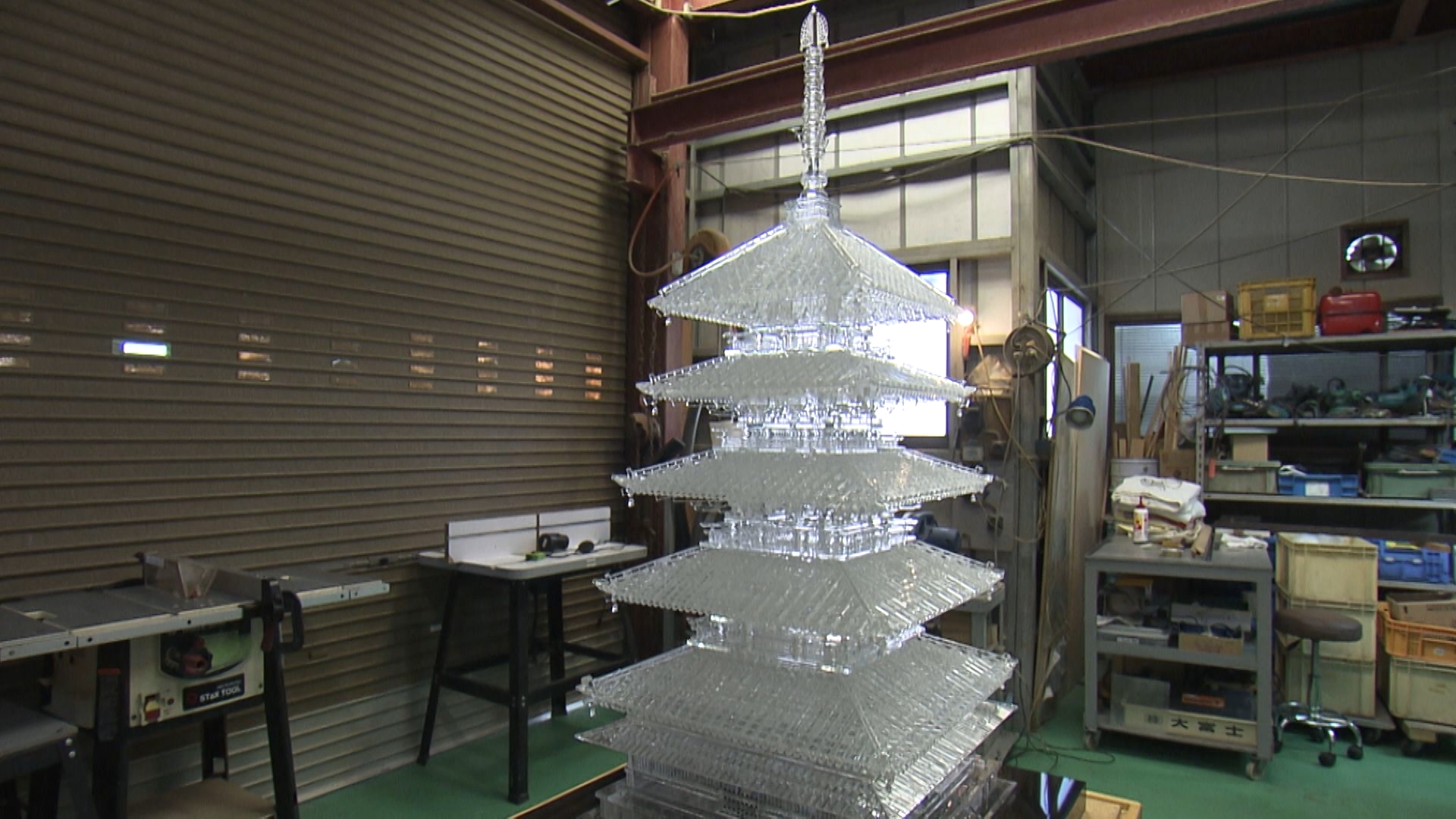 水晶彫刻で法隆寺五重塔を再現 高さ1.6メートルの大作 「甲府の活性化